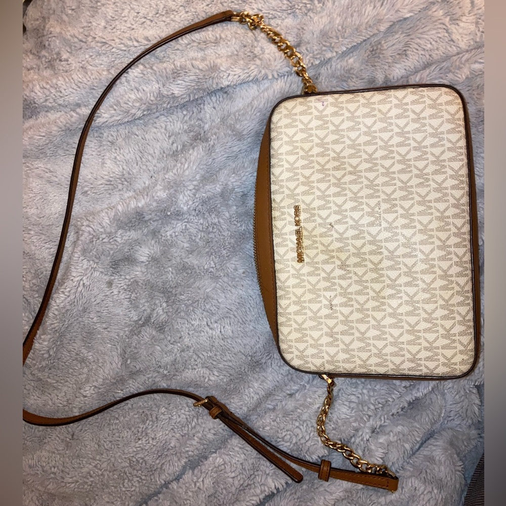 I’m selling my Michael Kors Jet Set Large Crossbody! - Picture 1 of 8